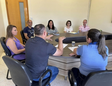 Comitiva de Marechal visita Mercedes para conhecer a distribuição de vales para material escolar